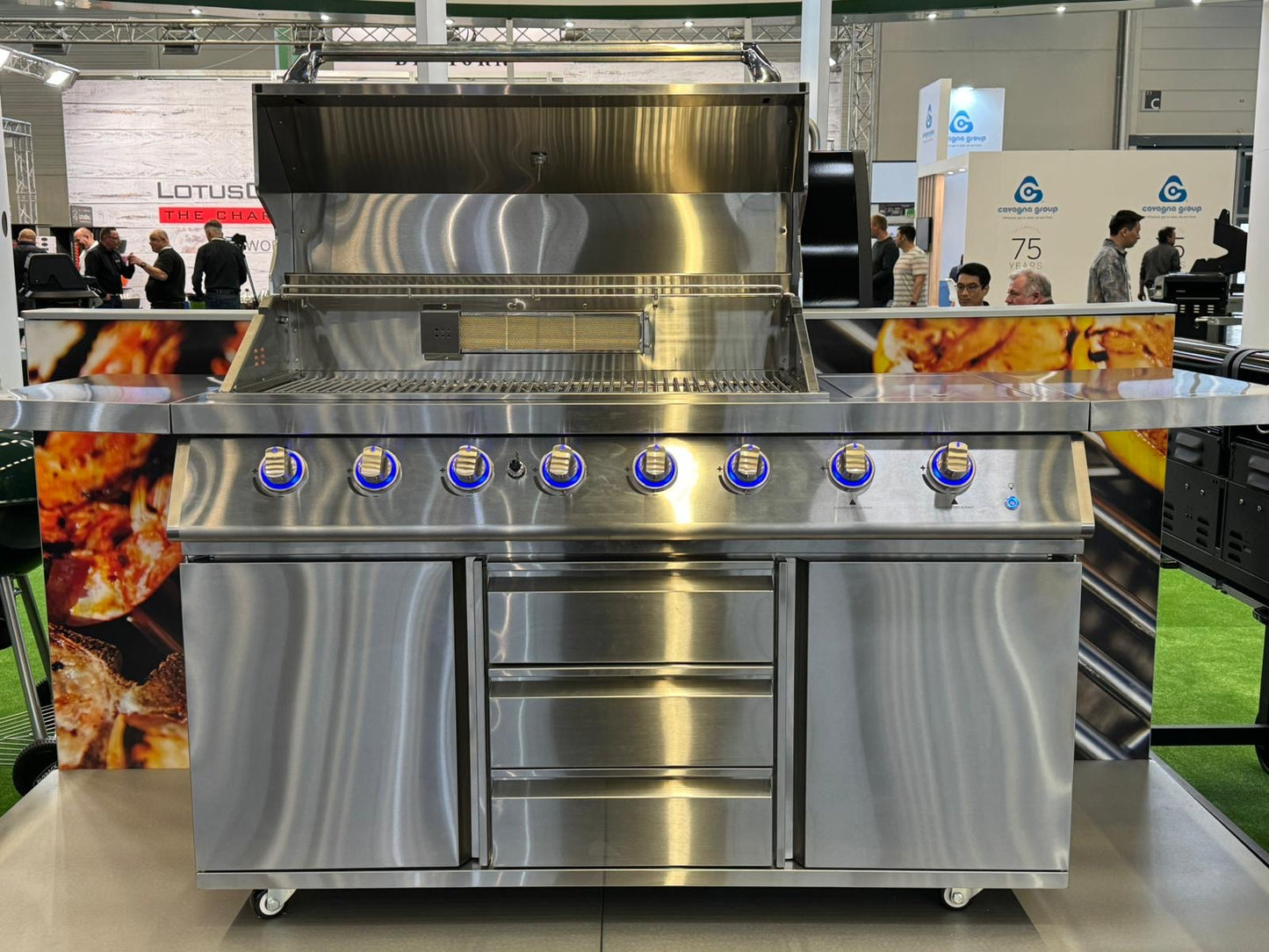 Outback Signature II 6 Burner Hybrid gas barbecue